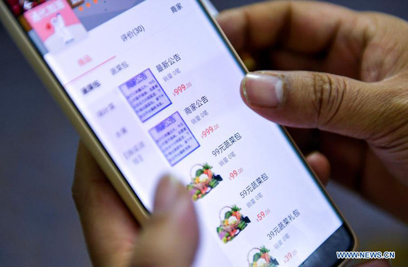 La foto muestra una plataforma de servicios logísticos en línea en la que los residentes pueden solicitar un "paquete de verduras" especial en Tonghua, provincia de Jilin, en el noreste de China, el 24 de enero de 2021.