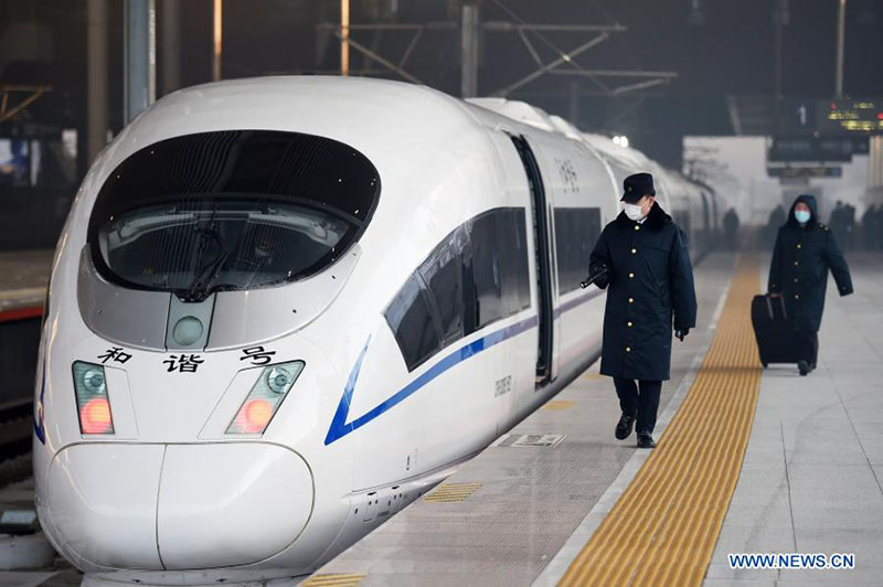 Un miembro del personal realiza una patrulla de inspección en el tren G902 desde Harbin en la provincia de Heilongjiang, en el noreste de China, hasta Beijing, en la estación de tren Harbin Oeste en Harbin, el 22 de enero de 2021. [Foto / Xinhua]