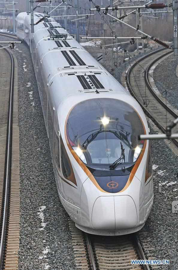 Un tren de alta velocidad Fuxing desde Shenyang en la provincia de Liaoning, noreste de China, a Beijing, se ve cerca del puente Zhujiang a lo largo del ferrocarril de alta velocidad Beijing-Harbin en Shenyang, el 22 de enero de 2021. [Foto / Xinhua]