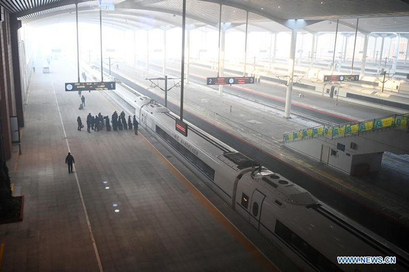 El tren G902 desde Harbin, en la provincia de Heilongjiang, noreste de China, hasta Beijing, a la espera que suban los pasajeros en la estación de tren Harbin Oeste en Harbin, el 22 de enero de 2021. [Foto / Xinhua]