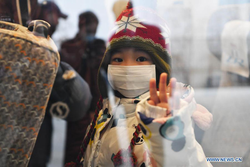 Un niño se prepara para partir en un tren Fuxing en la estación de trenes Shenyang North en Shenyang, provincia de Liaoning, noreste de China, el 22 de enero de 2021. [Foto / Xinhua]