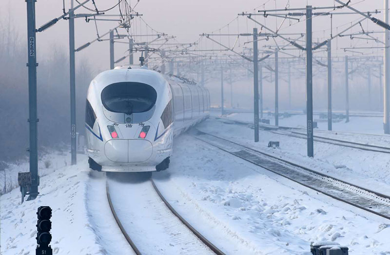 Un tren bala salió de la estación de tren de Harbin Oeste en la provincia de Heilongjiang el viernes, cuando se inauguró la última sección del ferrocarril de alta velocidad Beijing-Harbin. El tiempo de viaje entre Beijing y Harbin se redujo a menos de cinco horas. WANG JIANWEI / XINHUA
