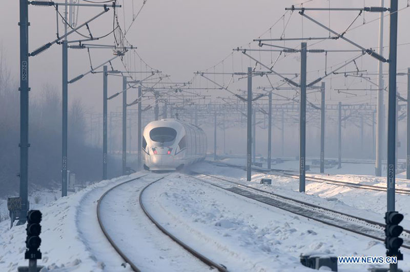 El tren G902 desde Harbin en la provincia de Heilongjiang, noreste de China, a Beijing, sale de la estación de tren Harbin Oeste en Harbin, el 22 de enero de 2021. [Foto / Xinhua]