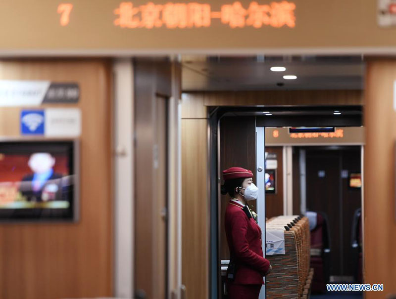 Una azafata se prepara para recibir a los pasajeros de un tren en la estación de tren Beijing Chaoyang en Beijing, el 22 de enero de 2021. [Foto / Xinhua]