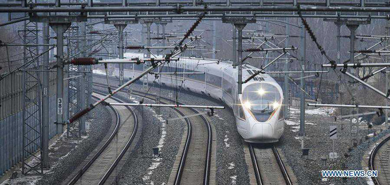 Un tren de alta velocidad Fuxing desde Shenyang en la provincia de Liaoning, noreste de China, a Beijing, se ve cerca del puente Zhujiang a lo largo del ferrocarril de alta velocidad Beijing-Harbin en Shenyang, el 22 de enero de 2021. [Foto / Xinhua]