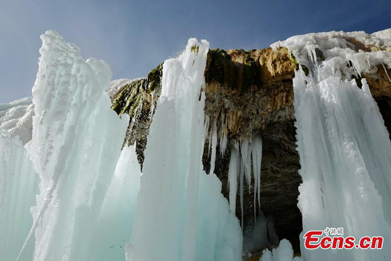 Imagen de una cascada helada al pie del pico Gangshika en el Parque Nacional de la Montaña Qilian, en el cruce de la provincia de Qinghai y Gansu, en el noroeste de China, el 23 de enero de 2021 (Foto: China News Service / Cheng Lin).