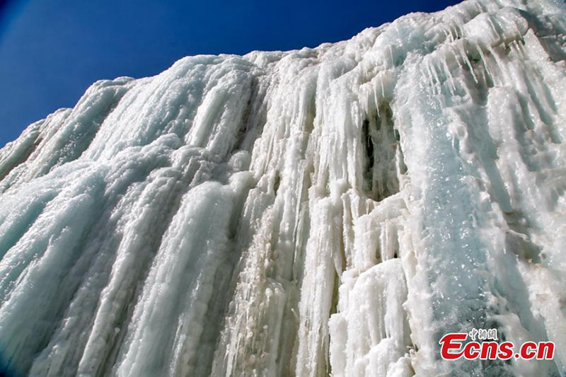 Imagen de una cascada helada al pie del pico Gangshika en el Parque Nacional de la Montaña Qilian, en el cruce de la provincia de Qinghai y Gansu, en el noroeste de China, el 23 de enero de 2021 (Foto: China News Service / Cheng Lin).