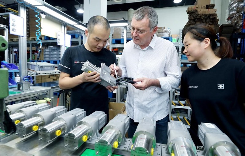Técnicos chinos y alemanes de Kunshan Scherzinger Pump Technology, inspeccionan productos en el Parque Industrial alemán GIP, de Kunshan, provincia de Jiangsu, 3 de agosto del 2020. (Foto: Pueblo en Línea/ Hua Xuegen)