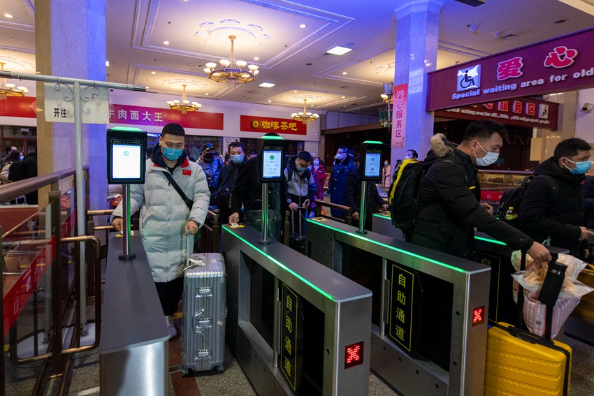 Los pasajeros se registran en la estación de tren. (Pueblo en Línea / Weng Qiyu)