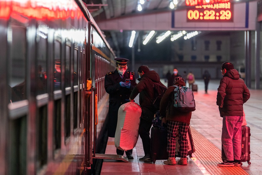 Los pasajeros suben al tren. (Diario de la gente en línea / Weng Qiyu)