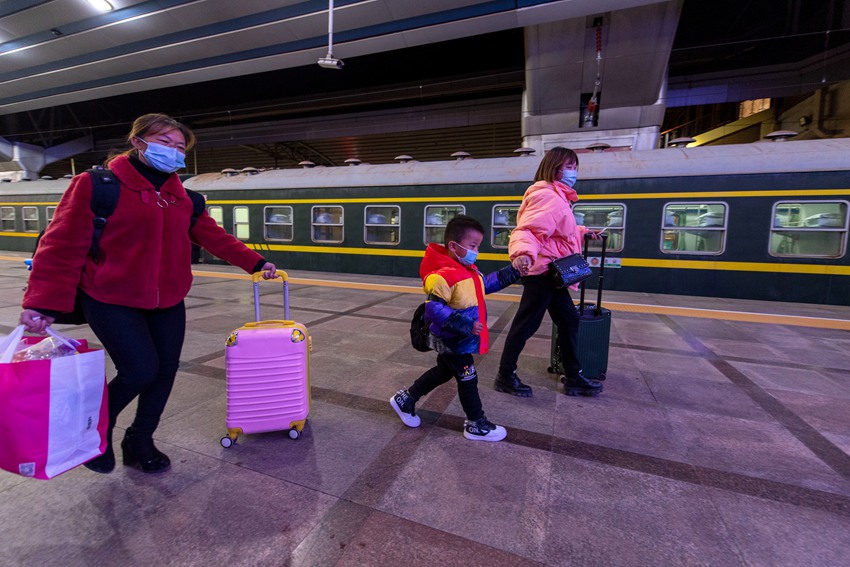 Los pasajeros suben al tren. (Pueblo en Línea / Weng Qiyu)