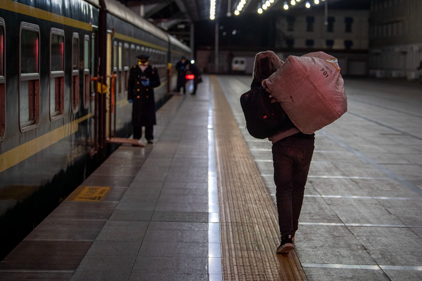 Los pasajeros suben al tren. (Pueblo en Línea / Weng Qiyu)