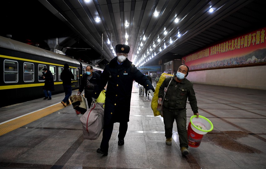 Un conductor ayuda a un pasajero a subir al tren. (Pueblo en Línea / Yu Kai)