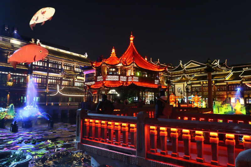 Faroles chinos recrean en el Jardín Yuyuan, sitio turístico e histórico de Shanghai, las “Cien Escenas de Jiangnan”, basadas en el popular juego electrónico homónimo, 28 de enero del 2021. [Foto: Xing Yi/ China Daily]