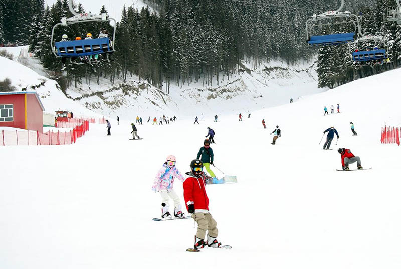 El 6 de diciembre de 2020, los aficionados al esquí practicaron dicho deporte en la estación "Ruta de la Seda" en Urumqi, en la región autónoma Uigur de Xinjiang, en el noroeste de China. (Zhang Xiuke / Pueblo en Línea)