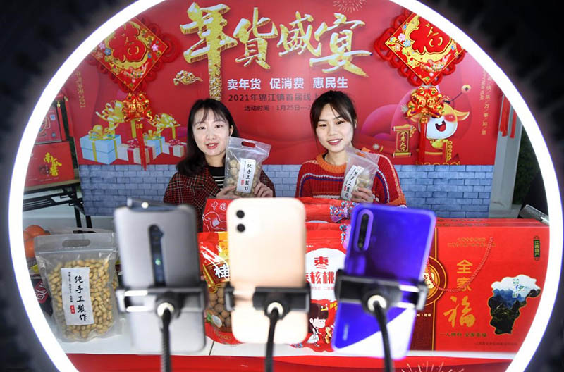 Los presentadores venden especialidades locales durante una transmisión en vivo en un parque industrial de comercio electrónico en el condado Shanggao de Yichun, provincia de Jiangxi, en el este de China, el 25 de enero de 2021 (Pueblo en Línea / Zhou Liang).
