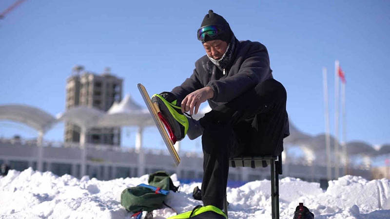 Wang Quanli patina en una pista de hielo en Yakeshi, región autónoma de Mongolia Interior, el 28 de enero. [Foto de Yang Xiaogang / para chinadaily.com.cn]