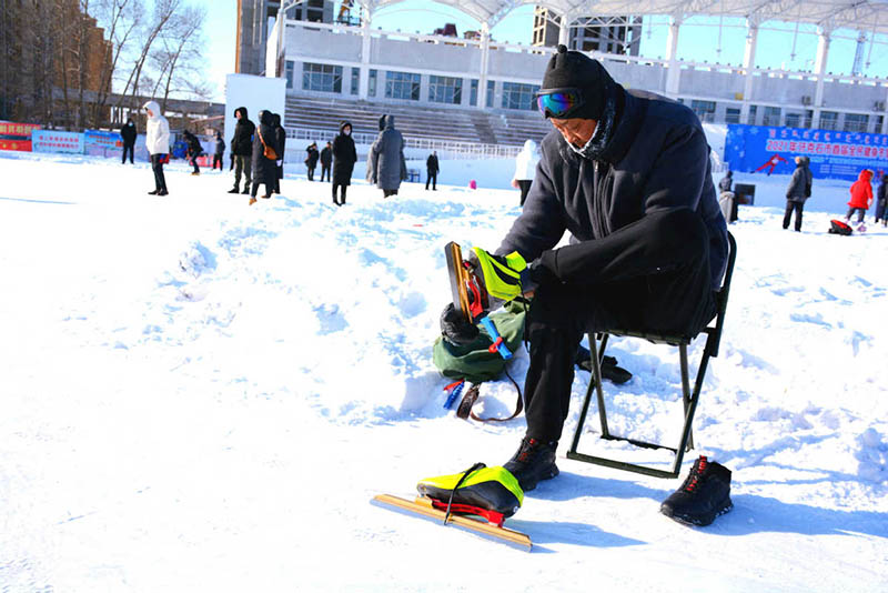 Wang Quanli patina en una pista de hielo en Yakeshi, región autónoma de Mongolia Interior, el 28 de enero. [Foto de Yang Xiaogang / para chinadaily.com.cn]