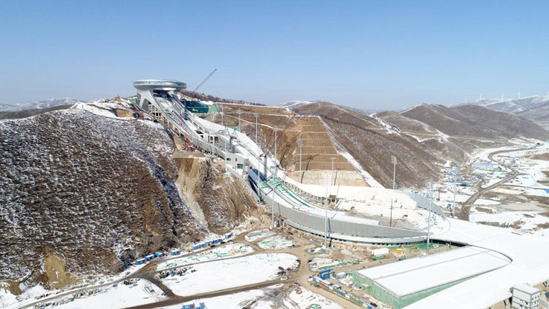 El 27 de noviembre de 2020, la foto muestra el Centro Nacional de Salto de Esquí para los Juegos Olímpicos de Invierno 2022 en Chongli, en el área de competencia de Zhangjiakou. (Chen Xiaodong / Pueblo en Línea)