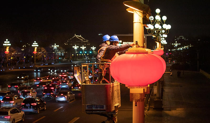 Las linternas rojas y los nudos chinos iluminarán la avenida Chang'an durante el Festival de la Primavera, 29 de enero del 2021. [Foto: Han Jing/ China Daily]