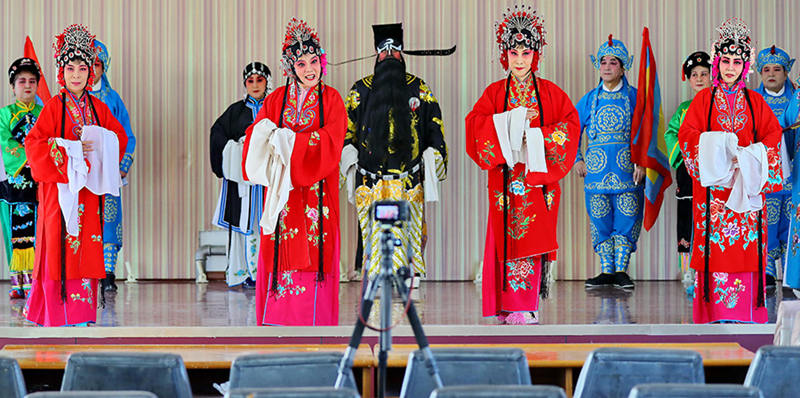 Artistas de la compañía de cultura y arte de la ciudad de Haigang, en Qinhuangdao, Hebei, graban una ópera tradicional de Pingju para el festival. [Foto: Cao Jianxiong/ China Daily]