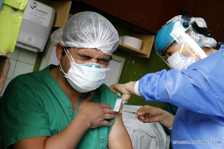 Un trabajador de la salud recibe una vacuna del laboratorio chino Sinopharm contra la enfermedad del nuevo coronavirus (COVID-19), en el Hospital Nacional San Bartolomé, en Lima, Perú, el 9 de febrero de 2021. Perú inició el martes su primera etapa de vacunación contra la COVID-19, que incluye al personal de salud que recibirá los inmunizantes del laboratorio chino Sinopharm. (Xinhua/Mariana Bazo)