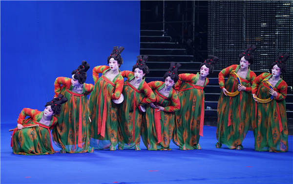 Bailarines interpretan “Un banquete de la dinastía Tang” durante la gala de Henan TV para celebrar el Festival de la Primavera. [Foto: Xinhua]