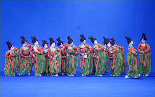 Bailarines interpretan “Un banquete de la dinastía Tang” durante la gala de Henan TV para celebrar el Festival de la Primavera. [Foto: Xinhua]