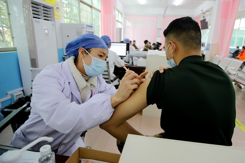 Una profesional de la salud aplica la vacuna contra la COVID-19 a un hombre en la ciudad de Jian, provincia de Jiangxi, el 5 de enero de 2021. Chen Fuping / Pueblo en Línea