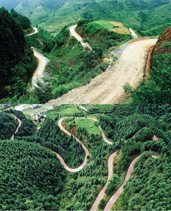 La antigua y tosca carretera (foto superior) hacia la aldea Dangjiu, condado de Rongjiang, provincia de Guizhou contrasta con la calidad de la nueva carretera. [Foto: Li Changhua/ China Daily]