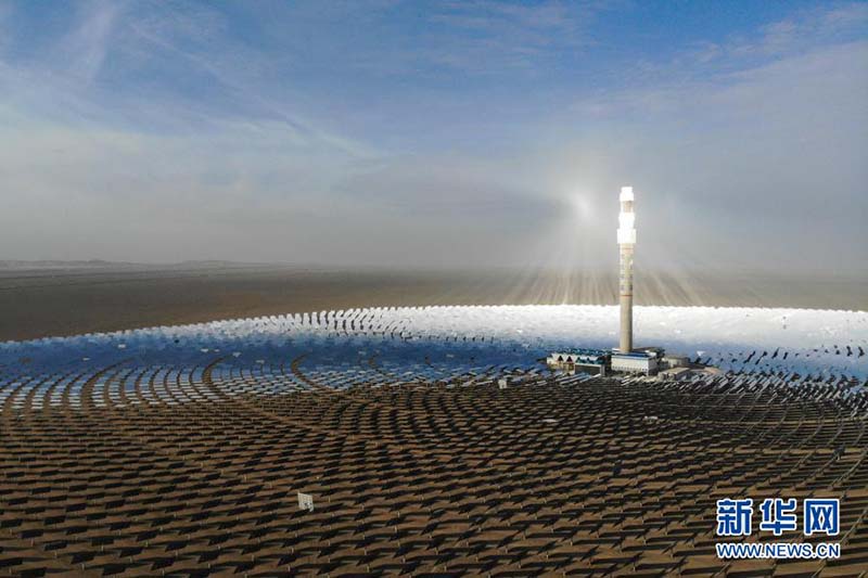 Foto aérea tomada el 24 de febrero de 2021 muestra una planta de energía termosolar de sal fundida en Dunhuang, provincia de Gansu, noroeste de China. (Xinhua / Ma Xiping)