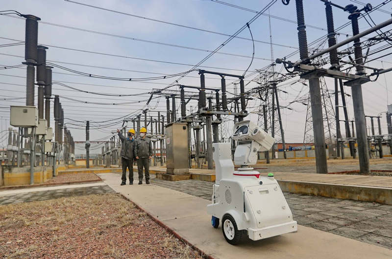 Un robot inteligente ayuda a comprobar una red de transmisión de energía en Qinhuangdao, provincia de Hebei. (Foto: Cao Jianxiong/ China Daily)