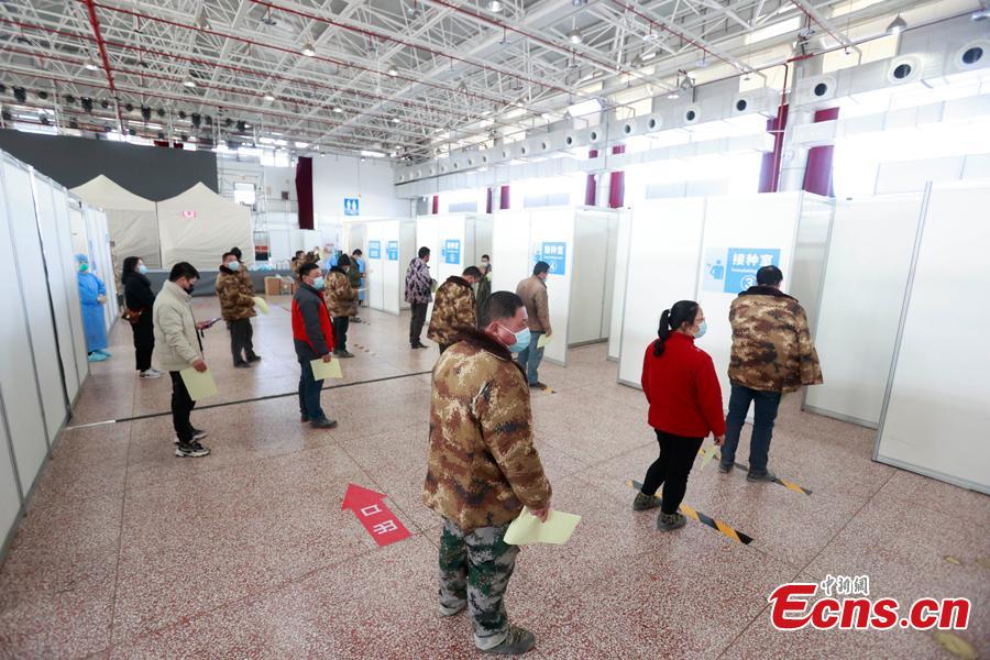 Obrero que trabaja en la construcción de las sedes de los Juegos Olímpicos de Invierno Beijing 2022 recibe la vacuna contra el COVID-19, Beijing, 2 de marzo del 2021. (Foto: China News Service/ Han Haiyue)