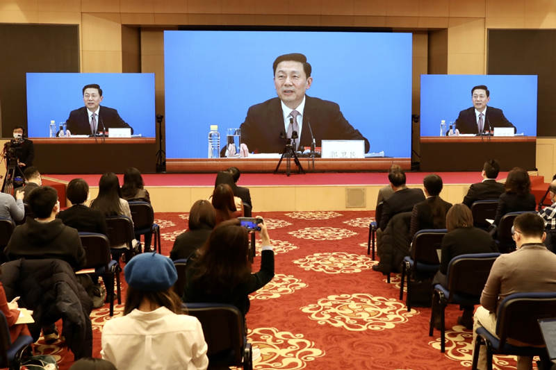 Guo Weimin, portavoz de la cuarta sesión del XIII Comité Nacional de la Conferencia Consultiva Política del Pueblo Chino (CCPPCh), interviene a través de un enlace de vídeo durante una conferencia de prensa ofrecida en Beijing, 3 de marzo del 2021. [Foto: Zou Hong/ China Daily]
