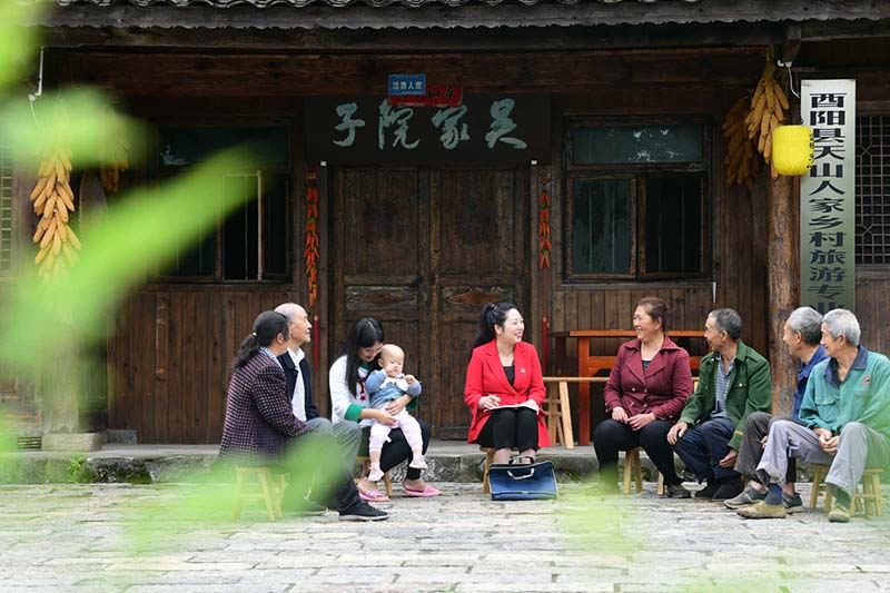 El 15 de mayo de 2020, Ran Hui, representante de la Asamblea Popular Nacional, realizó una encuesta sobre el desarrollo del turismo rural en la aldea Tianshanbao del condado autónomo Tujia y Miao de Youyang en Chongqing (suroeste de China). (Ran Chuan / Pueblo en Línea)