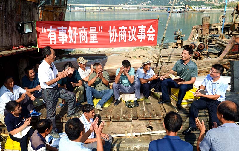 El 14 de septiembre de 2020, los delegados de la Conferencia Consultiva Política del Pueblo Chino del distrito Lianyun, en la ciudad de Lianyungang, conversan con los pescadores para resolver los problemas medioambientales. (Foto de Zhu Xianming / Pueblo en Línea)