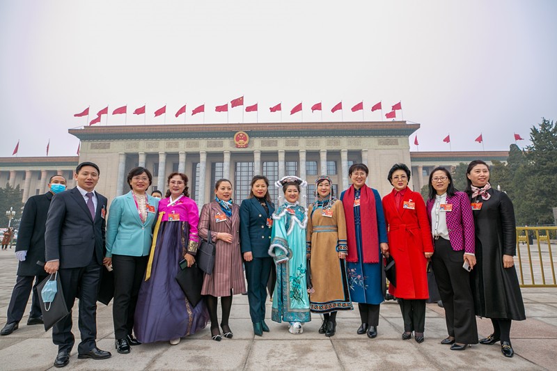 Momentos antes de que se inaugure la cuarta sesión anual, los diputados a la XIII Asamblea Nacional Popular Nacional (APN), posan para la foto de grupo frente al Gran Palacio del Pueblo, Beijing, 5 de marzo del 2021. (Foto: Zhang Wujun/ Pueblo en Línea)