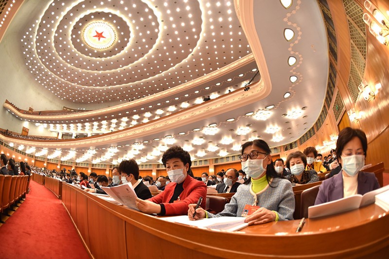 Los diputados de la XIII Asamblea Popular Nacional (APN), escucha el Informe sobre la Labor del Gobierno entregado por el primer ministro Li Keqiang en la reunión inaugural de la cuarta sesión anual, Gran Palacio del Pueblo, Beijing, 5 de marzo del 2021. (Foto: Diario del Pueblo/ Lei Sheng)