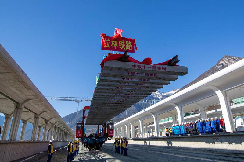 Constructores de la Oficina 11 de la Corporación de Ferrocarriles de China pavimentan la última vía férrea del ferrocarril Sichuan-Tíbet en la estación Nyingchi, en la región autónoma del Tíbet, suroeste de China, el 31 de diciembre de 2020 (Pueblo en Línea / Xu Yunhua).