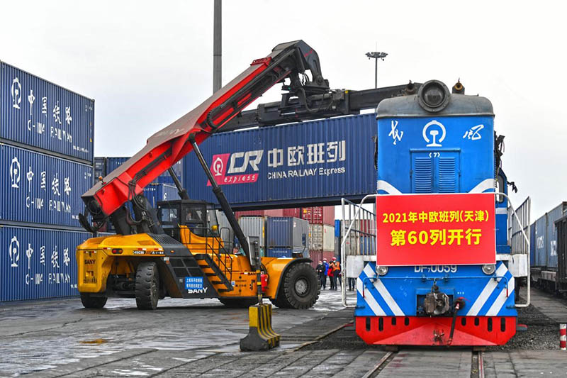 Un tren de carga que transporta automóviles, muebles y artículos de primera necesidad sale del municipio de Tianjin en China hacia destinos europeos, el 24 de febrero de 2021 (Pueblo en Línea / Sun Lijun).