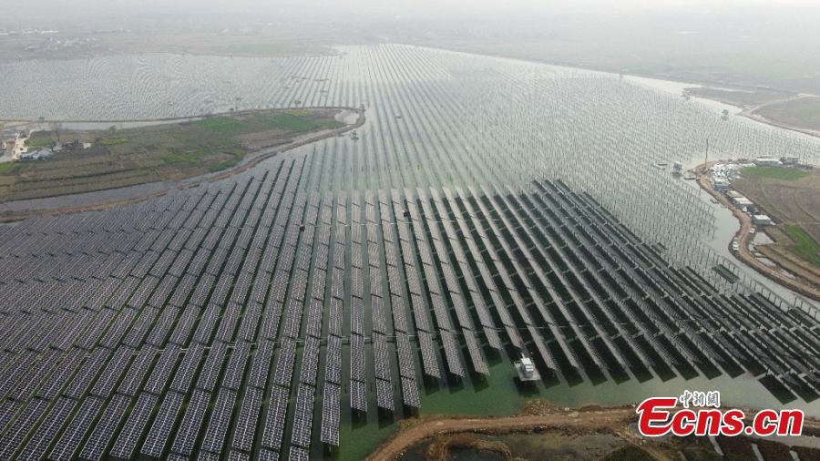 Proyecto sinérgico de recursos pesqueros y energía fotovoltaica actualmente en construcción en Anhui, China, 9 de marzo del 2021. (Foto: Servicio de Noticias de China)