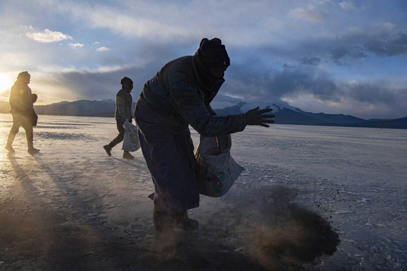 Los aldeanos esparcieron estiércol de vaca y cenizas calientes para asegurar el camino hacia el lago congelado, Región Autónoma del Tíbet, 6 de marzo del 2021. (Foto: Jigme Dorje/ Xinhua)