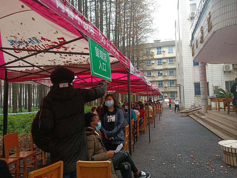 Hasta el martes, 13 de los 30 estudiantes internacionales de la Universidad Hubei de Wuhan habían sido vacunados. [Foto: proporcionada a China Daily]