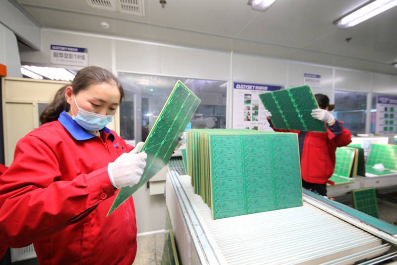El 2 de marzo de 2021, en el condado Lianshui de la ciudad de Huai’an, provincia de Jiangsu, en el este de China, los trabajadores aceleraron la producción de placas de circuito impreso encargadas por clientes extranjeros. (Wang Hao / Pueblo en Línea)