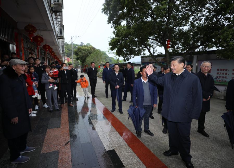 SANMING, 23 marzo, 2021 (Xinhua) -- El presidente chino, Xi Jinping, también secretario general del Comité Central del Partido Comunista de China y presidente de la Comisión Militar Central, habla con aldeanos mientras visita la aldea Yubang de la localidad de Xiamao, en el distrito de Shaxian de la ciudad de Sanming, provincia de Fujian, el 23 de marzo de 2021. Xi visitó el martes el distrito de Shaxian de la ciudad de Sanming durante un viaje de inspección por la provincia de Fujian, en el este de China. (Xinhua/Ju Peng)