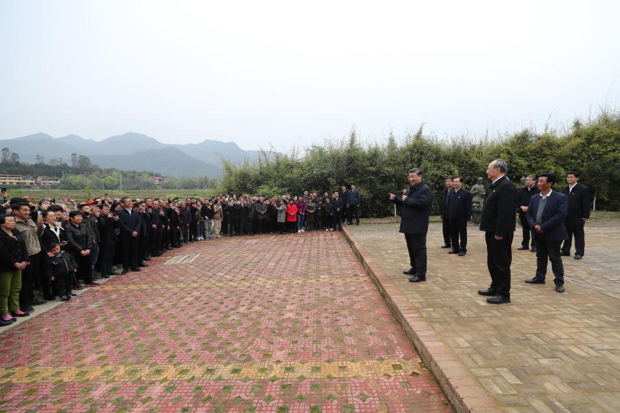SANMING, 23 marzo, 2021 (Xinhua) -- El presidente chino, Xi Jinping, también secretario general del Comité Central del Partido Comunista de China y presidente de la Comisión Militar Central, habla con aldeanos mientras visita la aldea Yubang de la localidad de Xiamao, en el distrito de Shaxian de la ciudad de Sanming, provincia de Fujian, el 23 de marzo de 2021. Xi visitó el martes el distrito de Shaxian de la ciudad de Sanming durante un viaje de inspección por la provincia de Fujian, en el este de China. (Xinhua/Wang Ye)