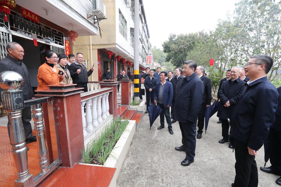 SANMING, 23 marzo, 2021 (Xinhua) -- El presidente chino, Xi Jinping, también secretario general del Comité Central del Partido Comunista de China y presidente de la Comisión Militar Central, habla con aldeanos mientras visita la aldea Yubang de la localidad de Xiamao, en el distrito de Shaxian de la ciudad de Sanming, provincia de Fujian, el 23 de marzo de 2021. Xi visitó el martes el distrito de Shaxian de la ciudad de Sanming durante un viaje de inspección por la provincia de Fujian, en el este de China. (Xinhua/Wang Ye)