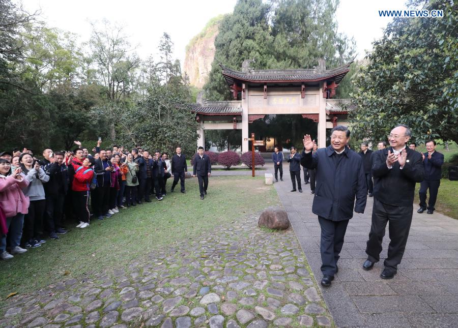  Xi Jinping, secretario general del Comité Central del Partido Comunista de China, saluda a los turistas mientras visita un parque dedicado a Zhu Xi, un renombrado filósofo chino del siglo XII, en la ciudad de Nanping, en la provincia de Fujian, el 22 de marzo de 2021. Xi Jinping llegó el lunes a la provincia de Fujian para realizar una inspección. (Xinhua/Wang Ye)