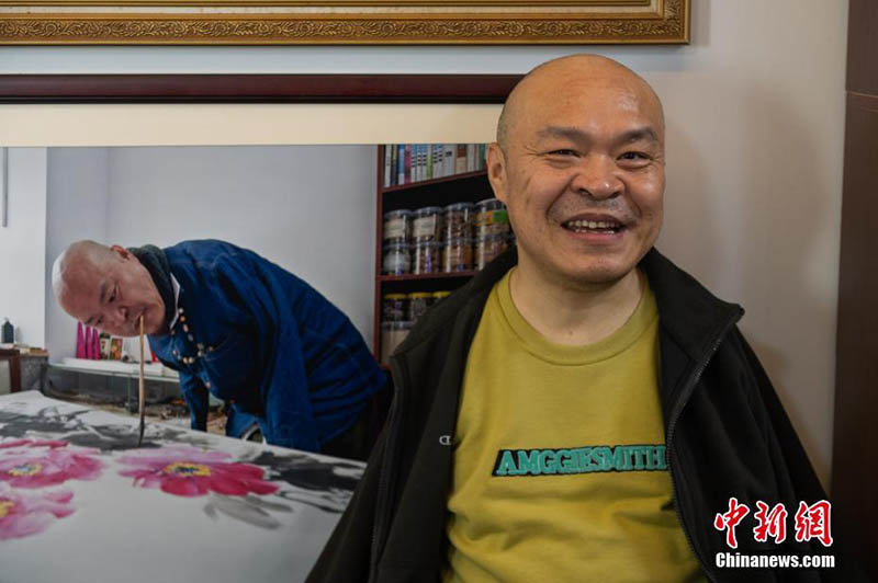 Un pintor sin brazos de Chongqing dibuja una vida maravillosa