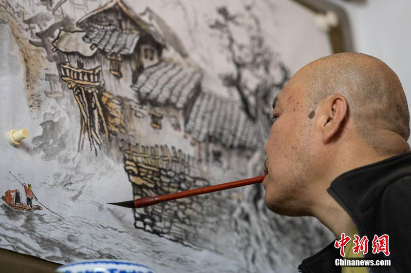 Un pintor sin brazos de Chongqing dibuja una vida maravillosa